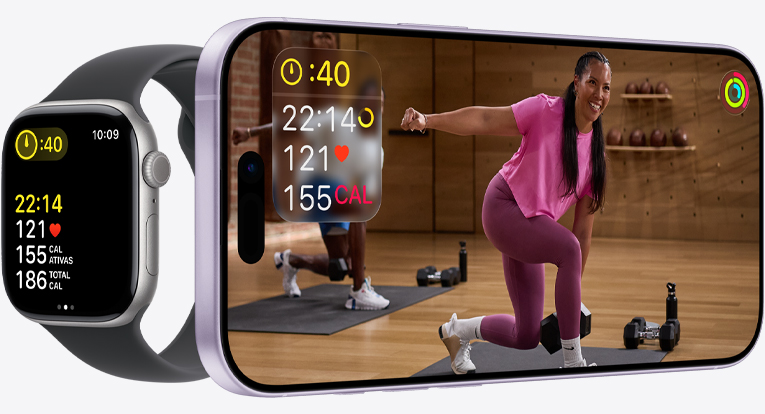 iPhone mostrando um treino do app Apple Fitness+ com métricas de exercício sincronizadas em um Apple Watch.