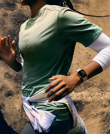 Uma pessoa corre e usa o Apple Watch no pulso esquerdo 