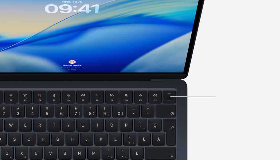 Un MacBook Air ouvert montrant l’emplacement du bouton Touch ID