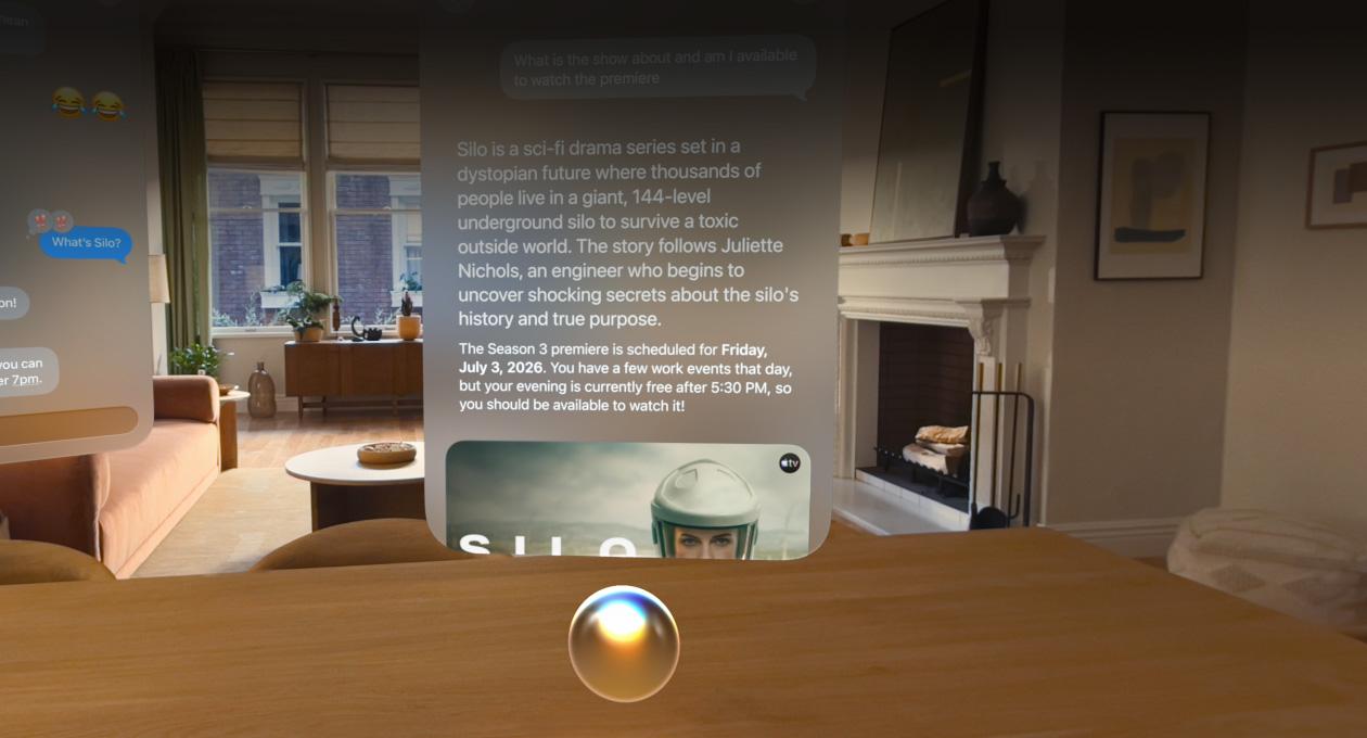 Apple Vision Pro utilisé dans un salon, une conversation Messages est ouverte sur la gauche, l’icône de Siri flotte au-dessus d’un comptoir devant la personne qui porte l’appareil, et une fenêtre au-dessus de l’icône affiche une requête et une réponse