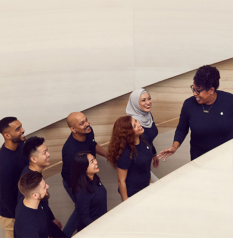 Ekip üyeleri Apple Store’da merdivenlerden çıkıyor.