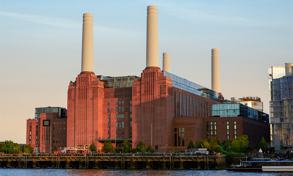 Den tegelbeklädda Battersea-byggnaden med sina fyra skorstenar sedd utifrån.