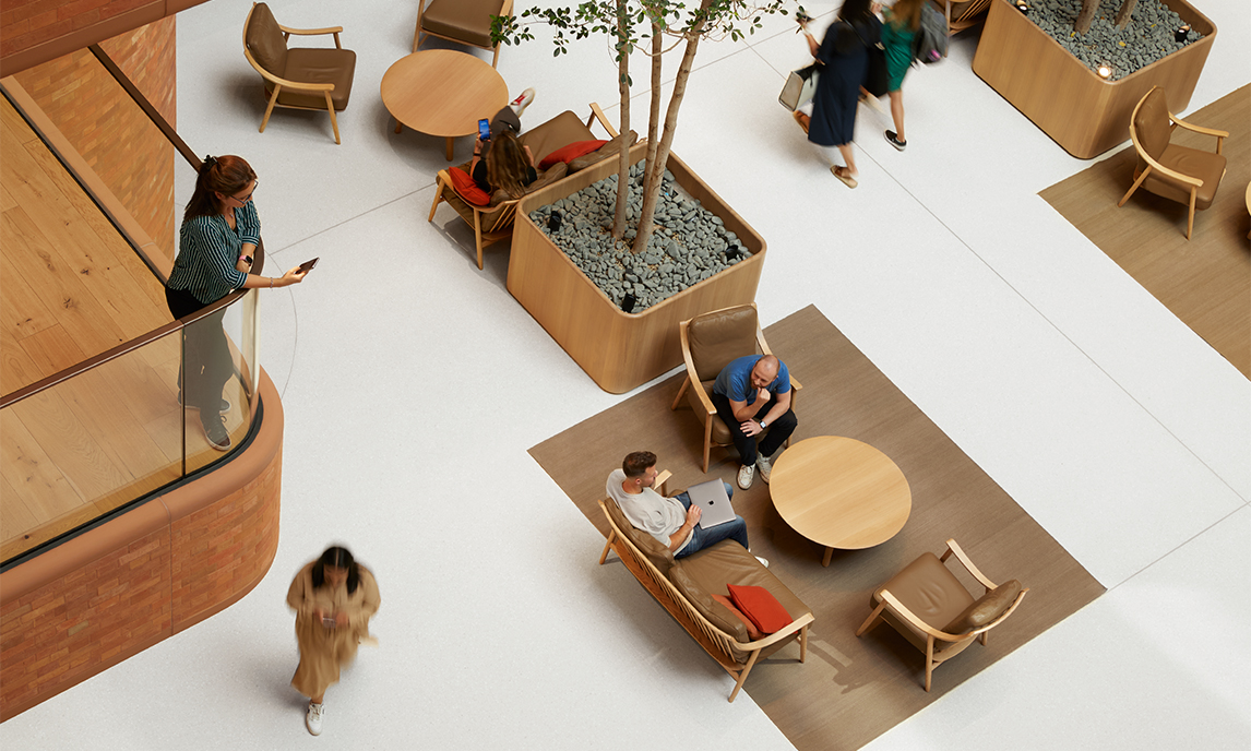 Balkongen på andra våningen där man kan se ut över den första våningen i Batterseas atrium.