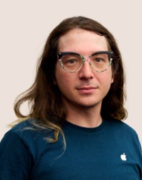 Portrait d’un membre de l’équipe Apple Retail portant des lunettes.