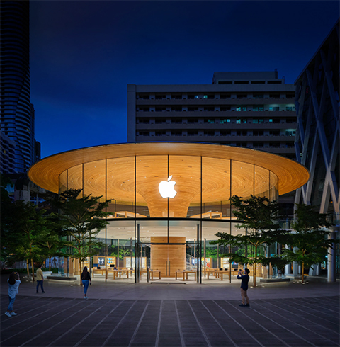 En Apple Store sedd utifrån i kvällsmörker.