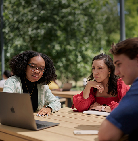 En liten grupp Apple-praktikanter sitter och jobbar tillsammans på Caffè Macs.