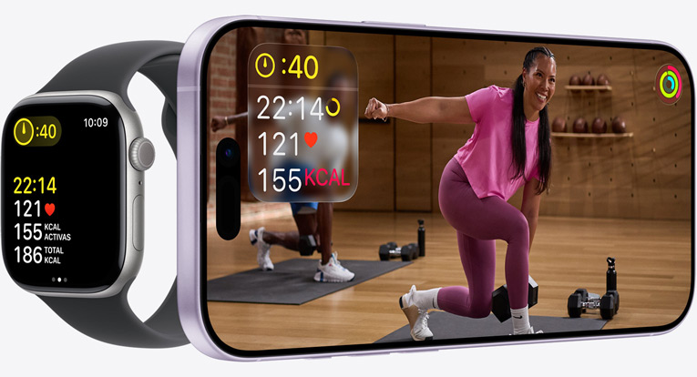 La app Apple Fitness+ en un iPhone muestra un entreno con métricas de ejercicio sincronizadas que se ven en un Apple Watch