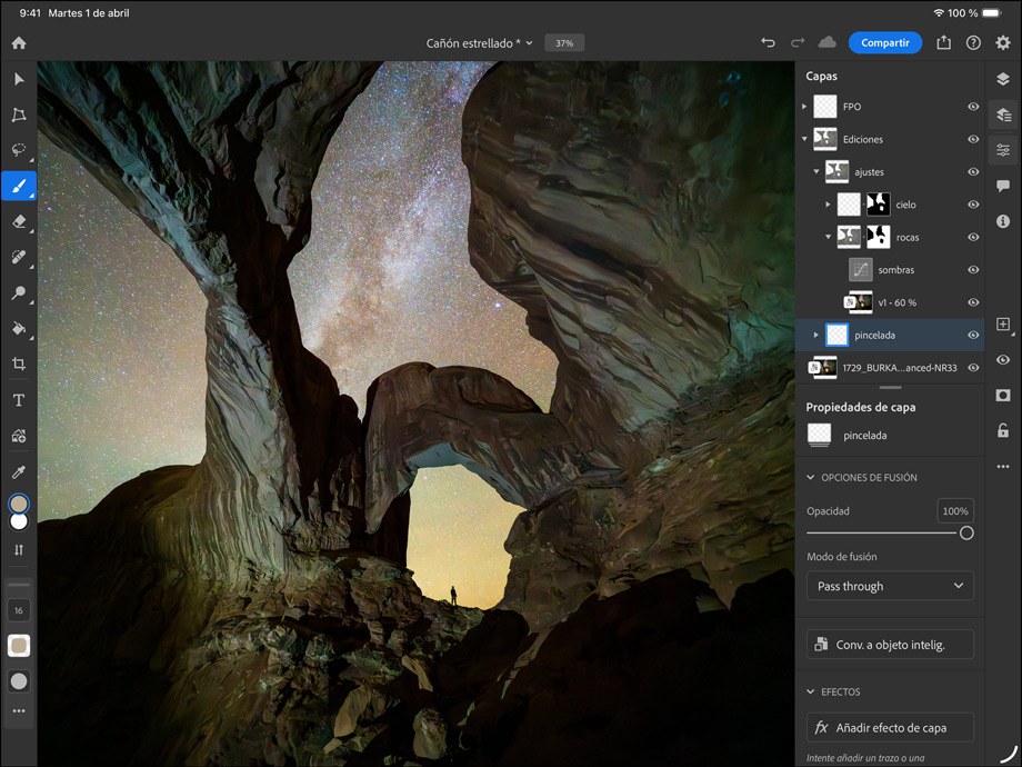 iPad Pro, parte delantera exterior, posición horizontal, color negro espacial, esquinas redondeadas, bisel de pantalla pantalla negro, la pantalla muestra cómo se edita una foto de un cañón con un cielo estrellado, a la derecha aparecen capas, herramientas y efectos de edición, como pinceles, ajustes y otros