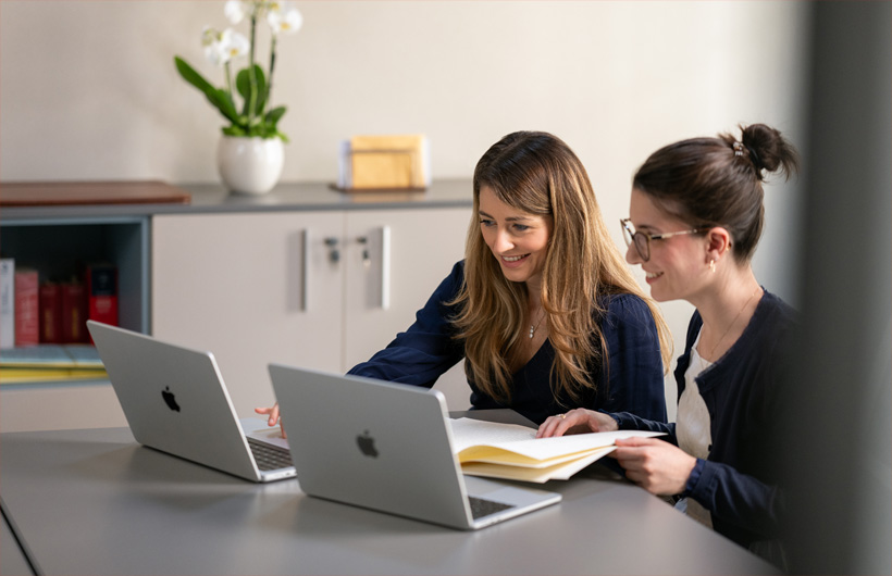 Chaque membre de l’équipe travaille sur un Mac, ce qui facilite la collaboration et le partage d’idées.