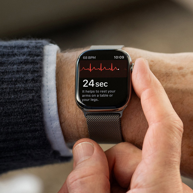 Una persona che fa un elettrocardiogramma con l’app ECG su Apple Watch.