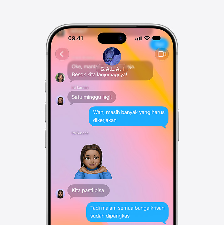 Layar iPhone menampilkan Pesan dengan desain Liquid Glass