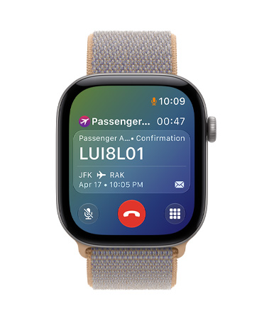 Apple Watch Series 11, Abu-abu, bagian bawah layar menampilkan panggilan telepon aktif dengan nomor layanan pelanggan maskapai penerbangan, bagian atas layar menampilkan informasi penerbangan yang relevan, termasuk nomor konfirmasi, lokasi keberangkatan dan kedatangan, tanggal dan waktu penerbangan