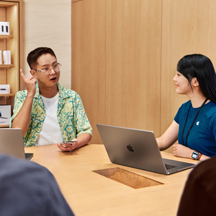 Bird’s-eye view of a business training at an Apple Store.