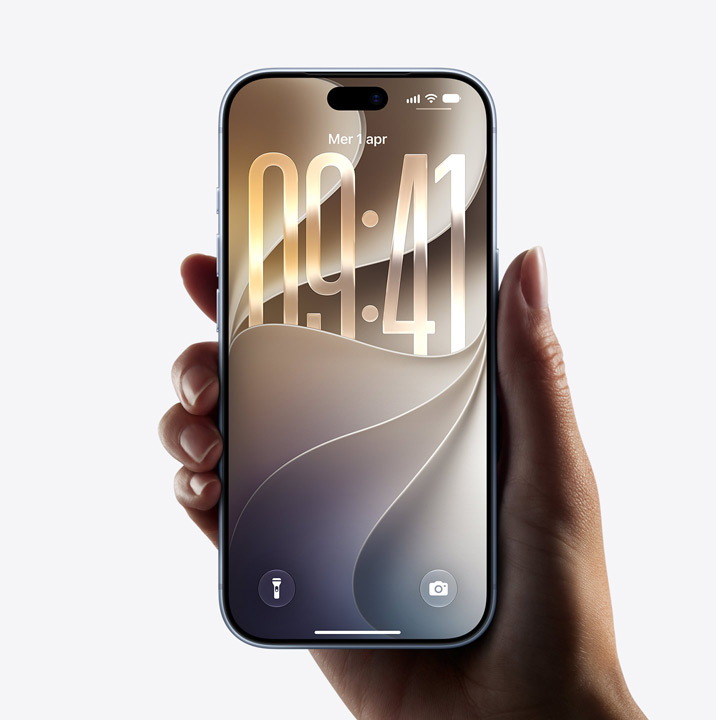 Una mano che tiene un iPhone 17 mostrato di fronte, con design all screen, schermata di blocco con bordo Liquid Glass