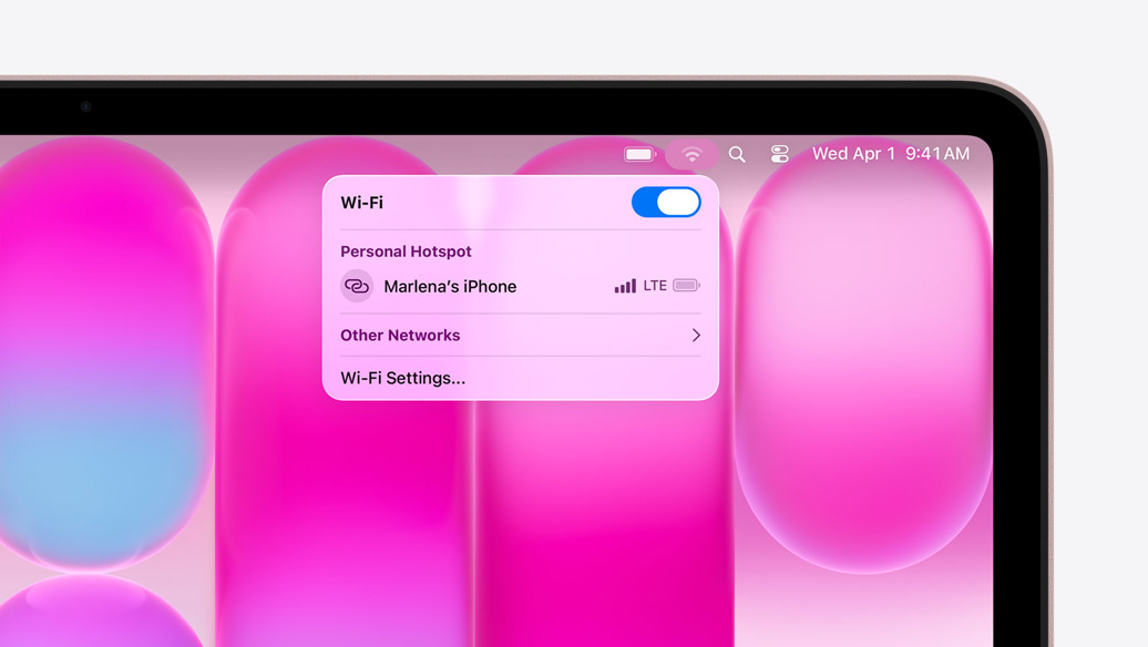 MacBook Neo, couleur rose poudré, le menu Wi-Fi affiche la section Partage de connexion avec l’option « Marlena's iPhone » à sélectionner