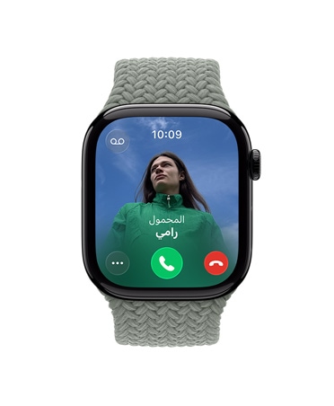 ساعة Apple Watch Series 11، لون طبيعي، إطار من الألومنيوم، اتصال وارد، صورة جهة الاتصال، زرّا قبول المكالمة ورفضها، الجزء الخارجي الأيمن، التاج الرقمي‏، حزام، حزام Loop أحادي مَجدول بلون رمادي مخضر