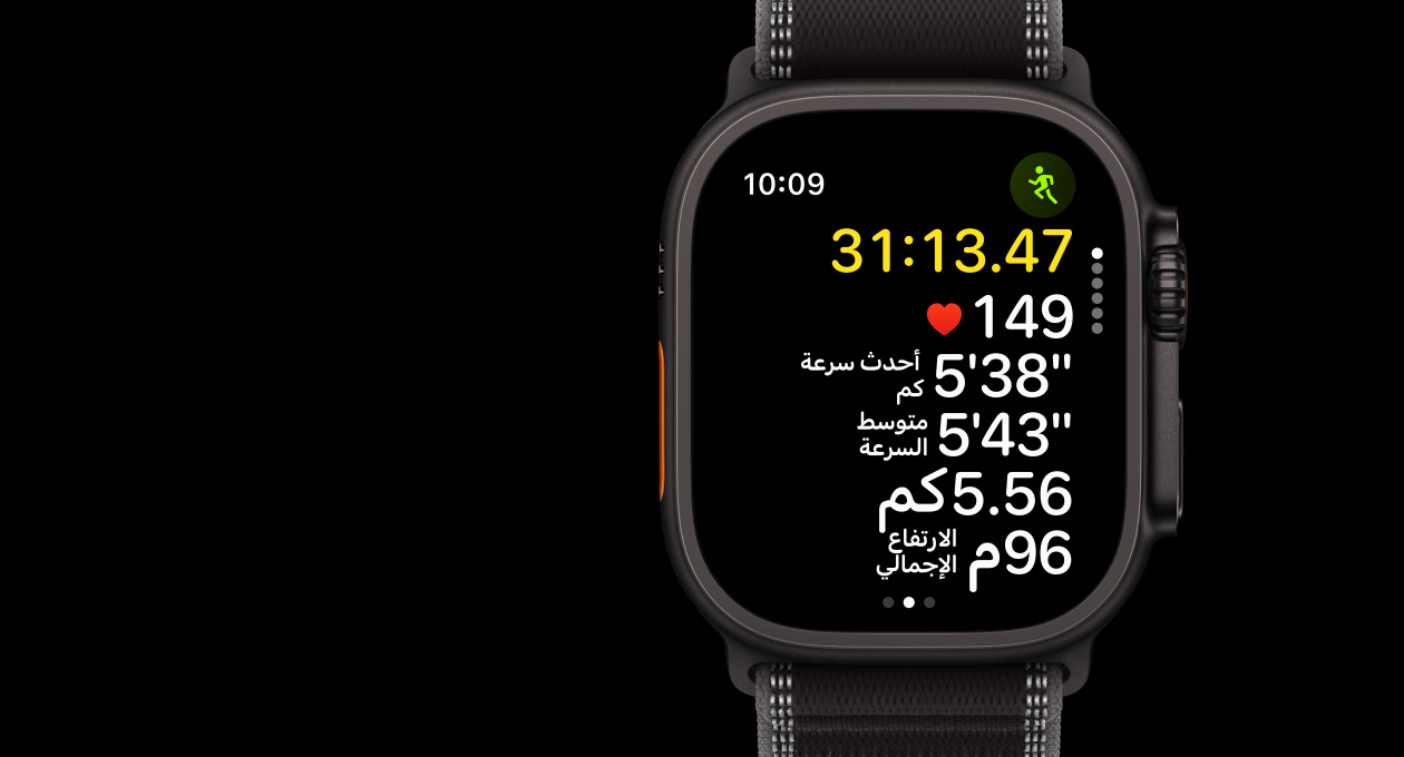 ساعة Apple Watch Ultra 3، لون أسود، إطار تيتانيوم، تطبيق التمرين، تمرين الركض بالخارج، الجزء الجانبي الخارجي الأيسر، زر الإجراءات، الجزء الجانبي الخارجي الأيمن، التاج الرقمي، زر جانبي، حزام، حزام Loop ترايل، لون أسود/فحمي