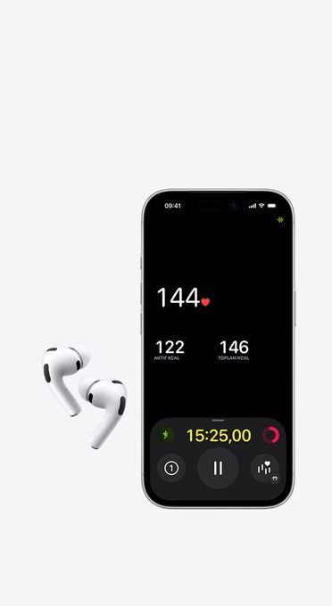 Ekranında kalp atış hızı takibi olan iPhone’un yanında sol ve sağ kablosuz kulaklık