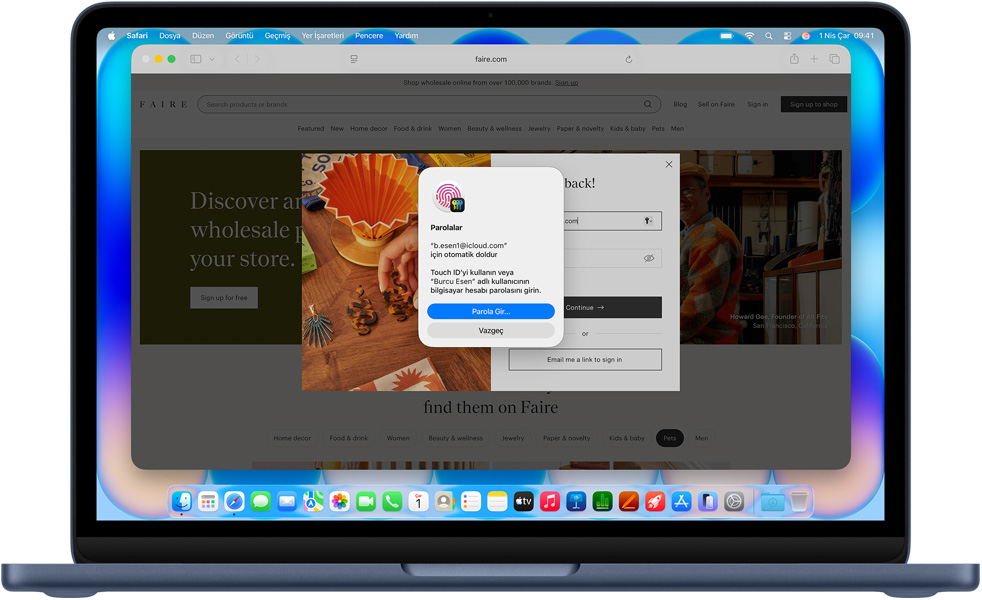 MacBook Neo, Indigo renk, Safari tarafından kullanıcıya Faire adlı web sitesine giriş yapmak için Touch ID veya parola kullanma isteği gösteriliyor
