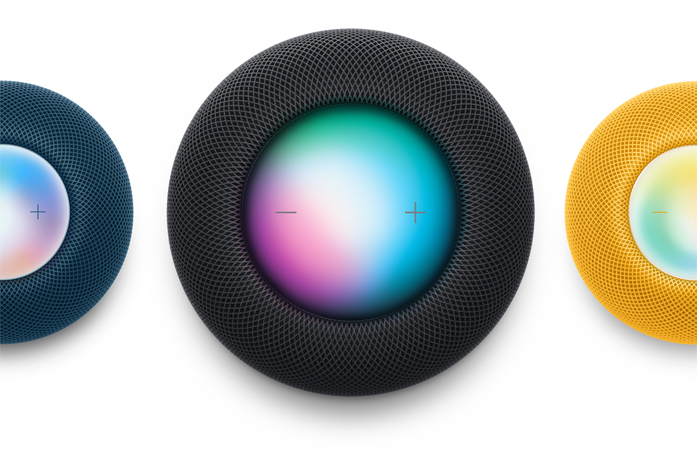 從上拍攝藍色 HomePod mini、午夜暗色 HomePod 及黃色 HomePod mini 的頂部；Siri 亦已啟用。