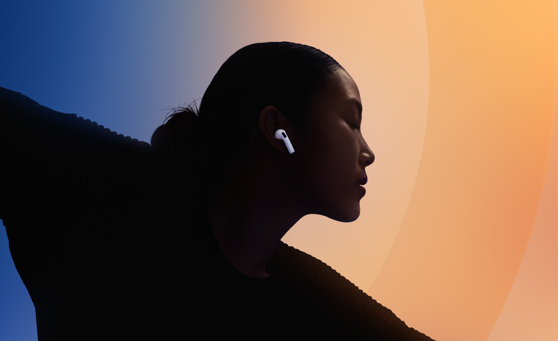 Henkilö tanssii AirPods 5 ‑kuulokkeet korvissaan.