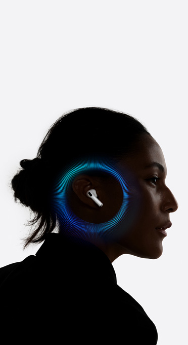 Žmogus su „AirPods Pro 3“ su garso bangomis aplink ausį