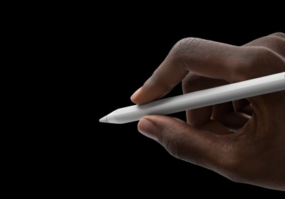 用户以書寫姿勢手執 Apple Pencil Pro。筆尖指向新工具面板的介面。