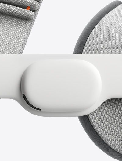 لقطة جانبية مقرّبة لجهاز Apple Vision Pro تعرض حزام الصوت