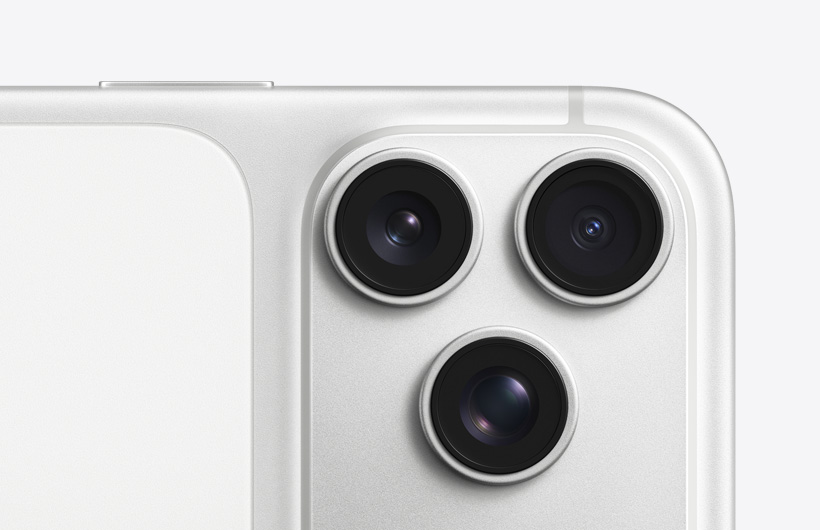 جهاز iPhone 17 Pro، لون فضي، الجزء الخلفي الخارجي، نظام كاميرات Pro،  3 عدسات، ميكروفون، فلاش