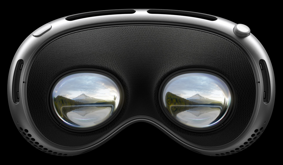 صورة للجانب الخلفي من Apple Vision Pro تعرض الشاشتين