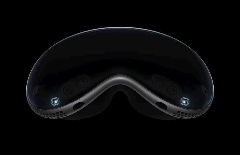 صورة مفصلة لداخل جهاز Apple Vision Pro مع تسليط الضوء على وحدات الإضاءة بالأشعة تحت الحمراء