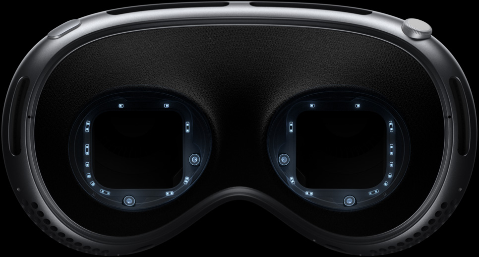 صورة للجانب الداخلي من Apple Vision Pro تبيّن وحدات الإضاءة LED والكاميرات التي تعمل بالأشعة تحت الحمراء وتتيح تتبّع العينين بدقة