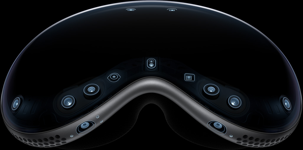 صورة للجانب الخارجي من Apple Vision Pro تبيّن مصفوفة الكاميرات والمستشعرات