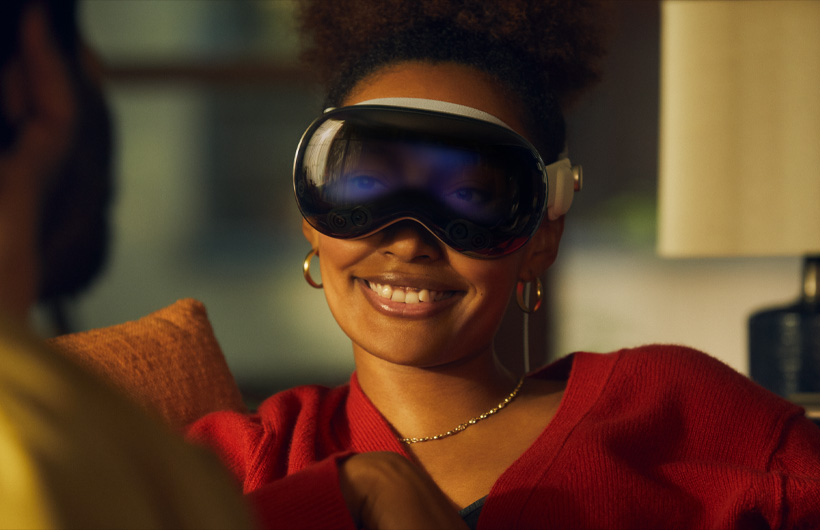 شخص يستخدم جهاز Apple Vision Pro، وتظهر عيناه من خلال الواجهة الزجاجية الخارجية الأمامية
