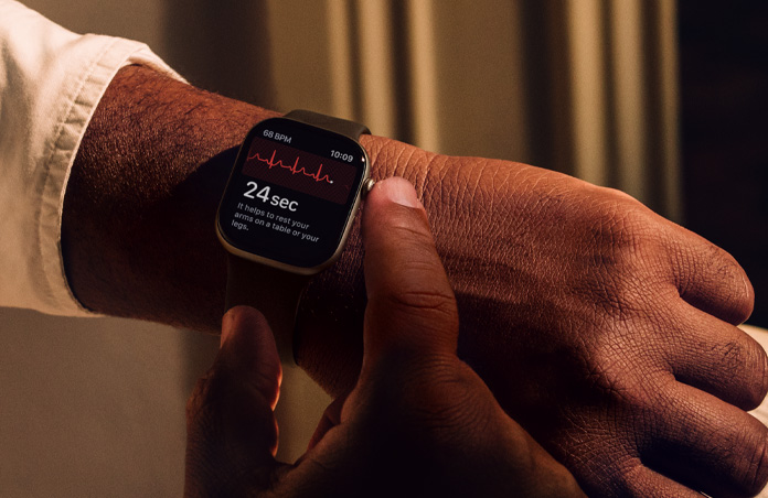 Osoba drží korunku Digital Crown na Apple Watch Series 11, aby si zmerala v apke EKG zdravie srdca