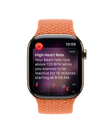 Apple Watch Series 11, titánový kryt v zlatej farbe, hlásenie o vysokej srdcovej frekvencii, zapletaná slučka Solo v kurkumovej farbe