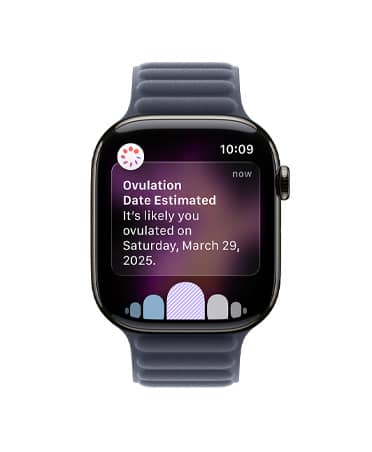 Apple Watch Series 11, titánový kryt v bridlicovej farbe, hlásenie s odhadom dátumu ovulácie z funkcie Sledovanie cyklu v apke Zdravie, korunka Digital Crown, magnetický článkovaný remienok v námorníckej modrej farbe