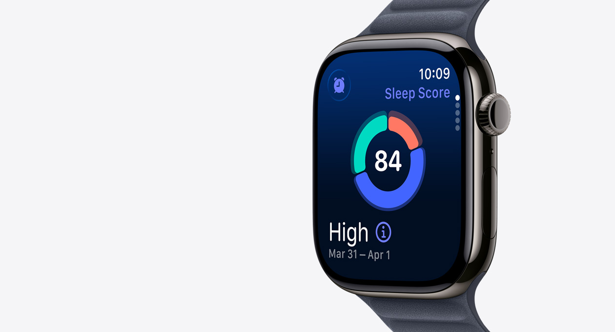 Apple Watch Series 11, titánový kryt v bridlicovej farbe, na displeji sa zobrazuje kruhový graf spánkového skóre, pohľad zvonku na pravú stranu, korunka Digital Crown, magnetický článkovaný remienok v námorníckej modrej farbe