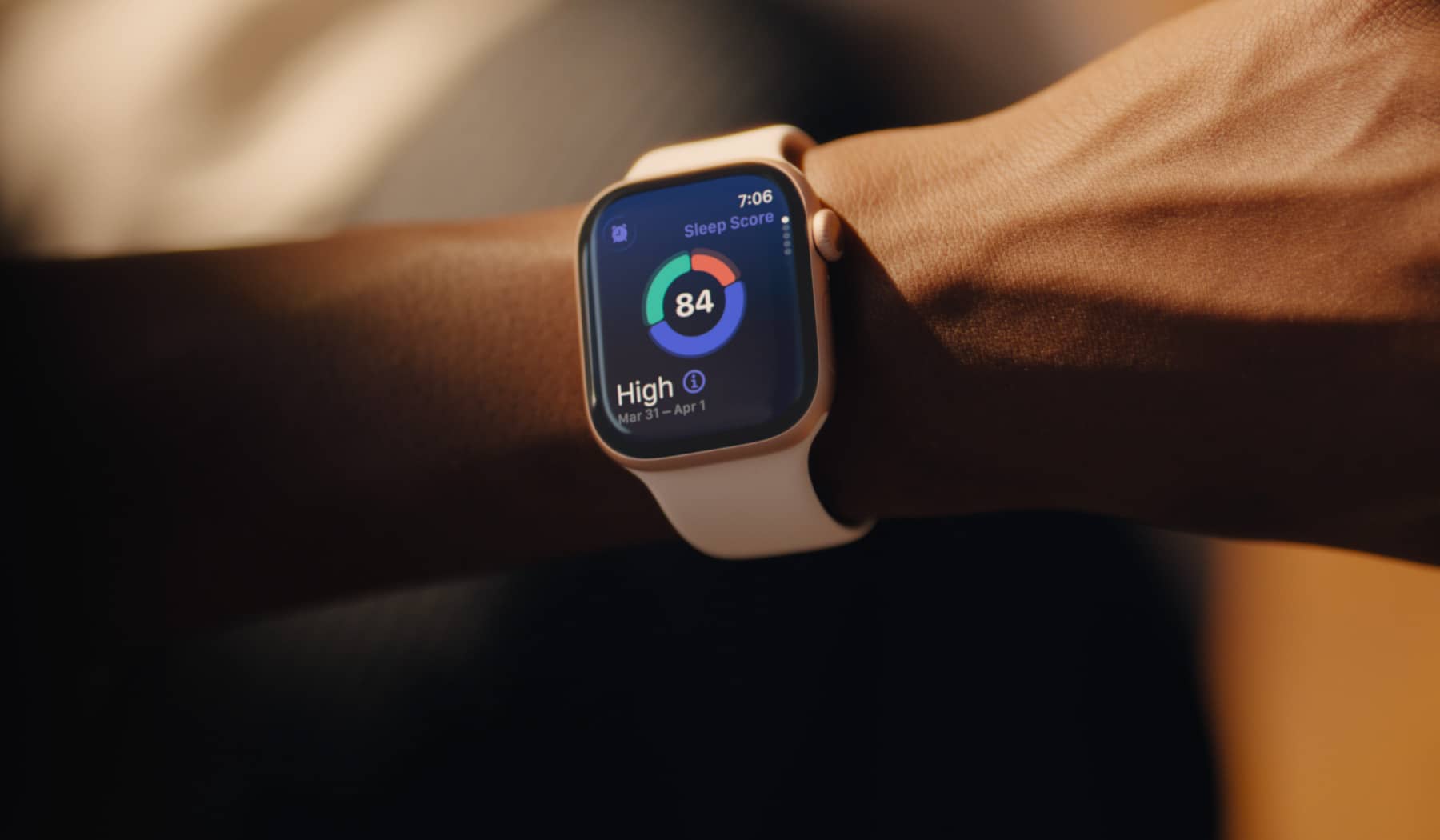 Osoba si prezerá svoje spánkové skóre na Apple Watch Series 11