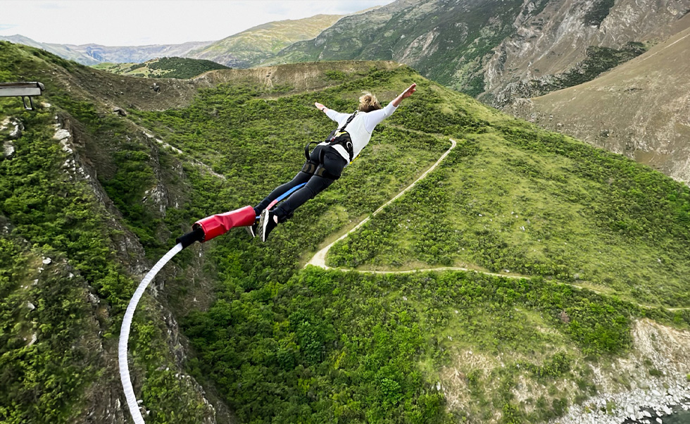 AJ Hackett Bungy New Zealand rejestruje i udostępnia za pomocą iPhone’a spektakularne ujęcia swoich klientów w pięciu malowniczych miejscach na terenie Nowej Zelandii.