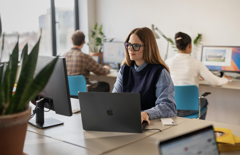 Das Marketingteam von Hello Vet nutzt das MacBook Pro, um kreativ zu arbeiten und zusammenzuarbeiten.