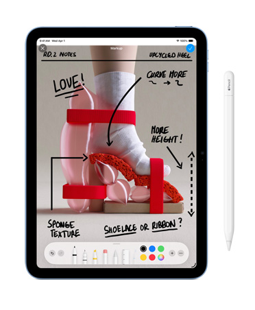 Een foto van een opvallend schoenontwerp op iPad met een Apple Pencil, met de markeringstool om notites en ideeën te annoteren
