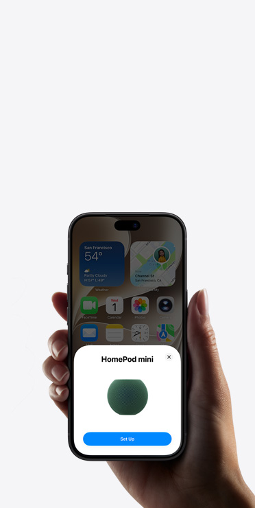 Een hand die een iPhone vasthoudt waarop de Woning-app te zien is met een melding om een accessoire in te stellen