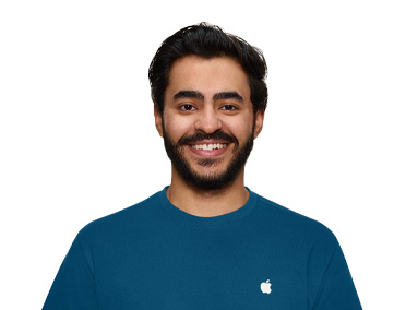 Een lachende Apple Store Specialist in een blauw Apple shirt