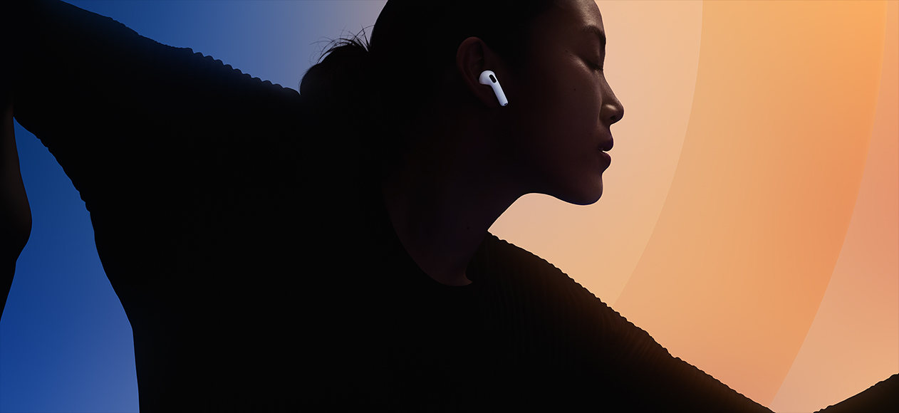 سماعات AirPods 5، لون أبيض، موضوعة في الأذن، صورة ظلية لشخص على خلفية متعددة الألوان
