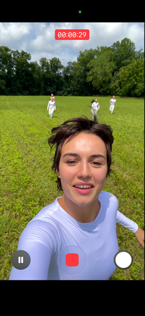Obrazovka iPhonu 17 Pro zobrazuje funkciu ultrastabilizovaného videa na videu človeka tancujúceho vo vetre