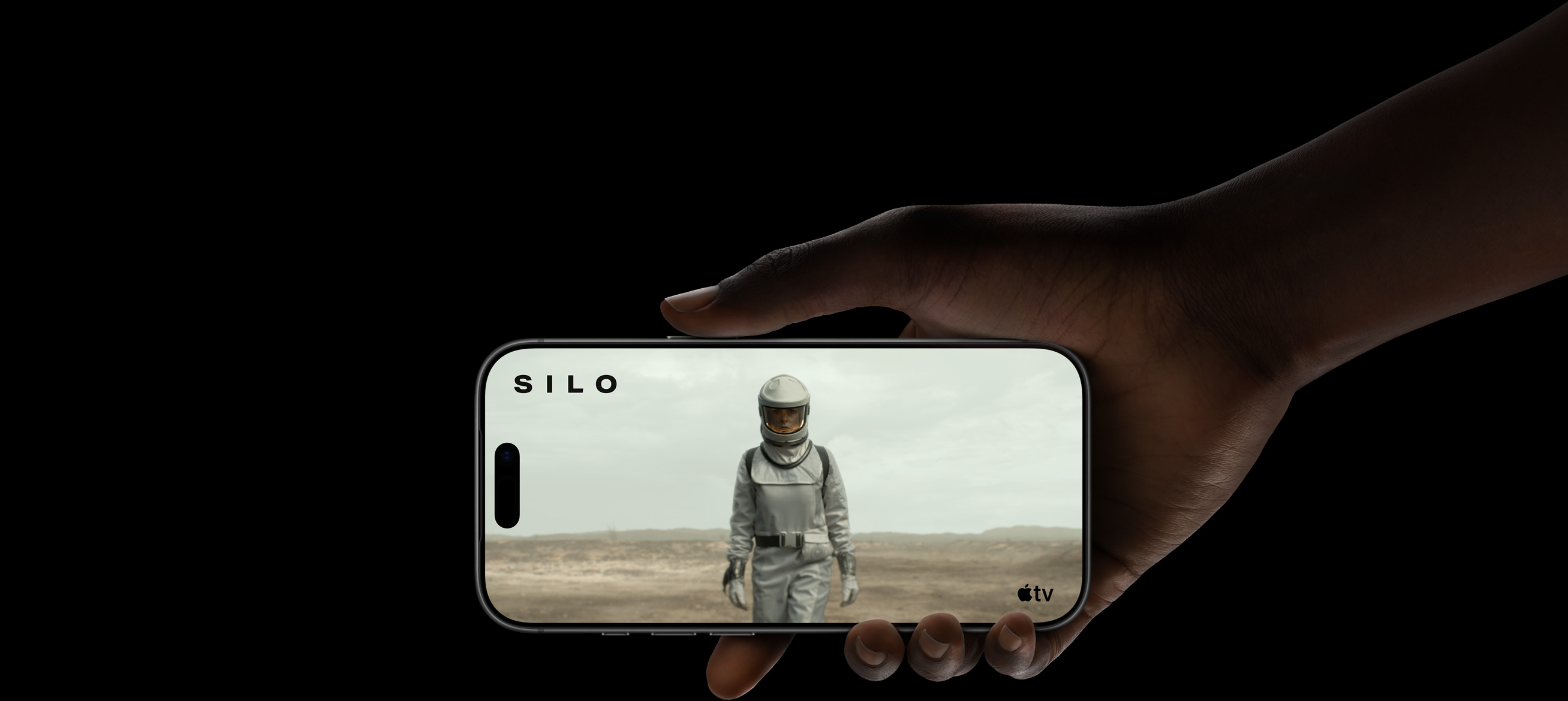 Scéna zo seriálu Apple TV+ Silo demonštruje predĺženú výdrž batérie iPhonu 17 Pro