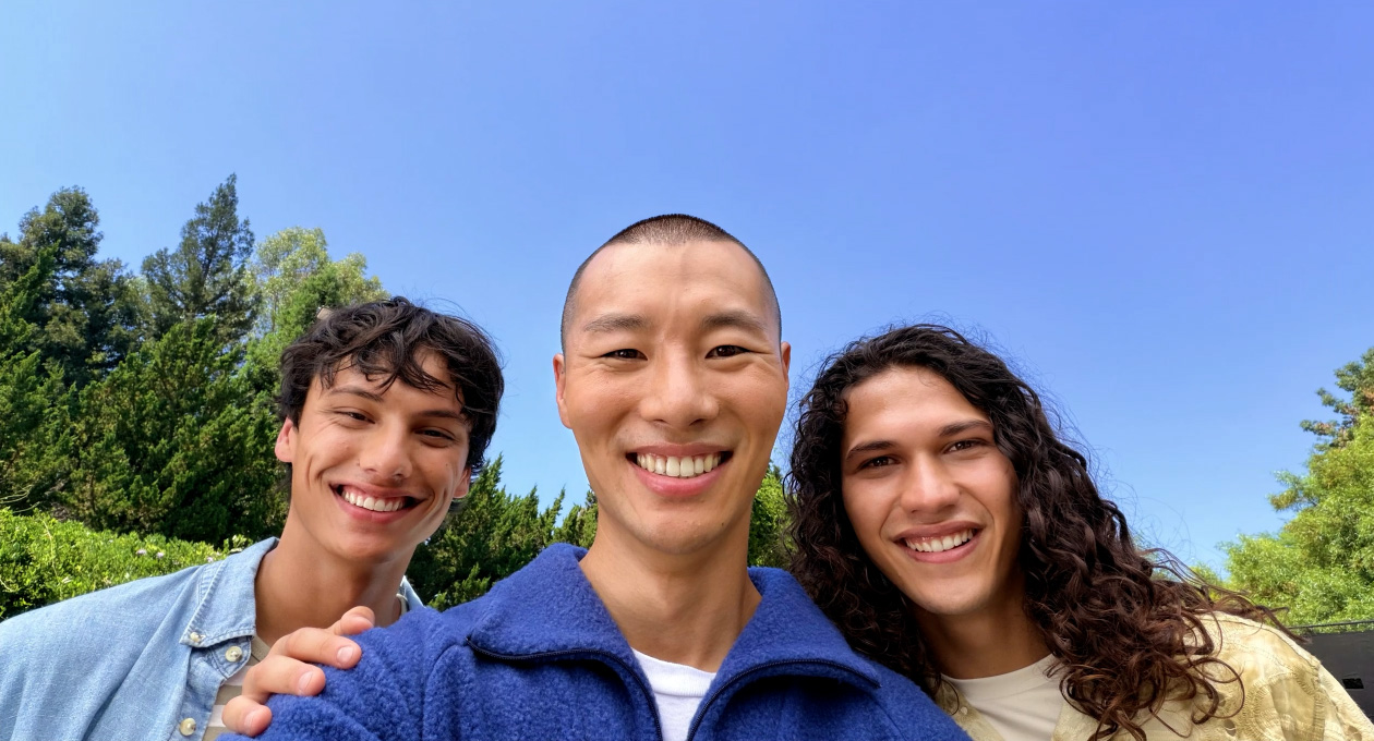 Ομαδική selfie με τη λειτουργία Center Stage για φωτογραφίες.