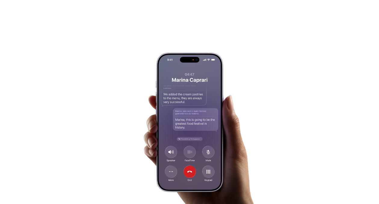 Ένα χέρι κρατά ένα iPhone 17 για να δείξει τη λειτουργία Ζωντανή Μετάφραση με Apple Intelligence