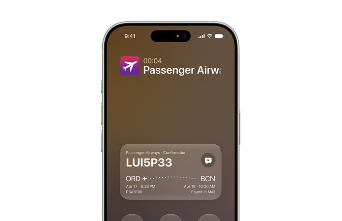 iPhone 17，展示由 Apple Intelligence 驅動的通話情境功能。螢幕顯示通話畫面，附有航空公司確認詳情